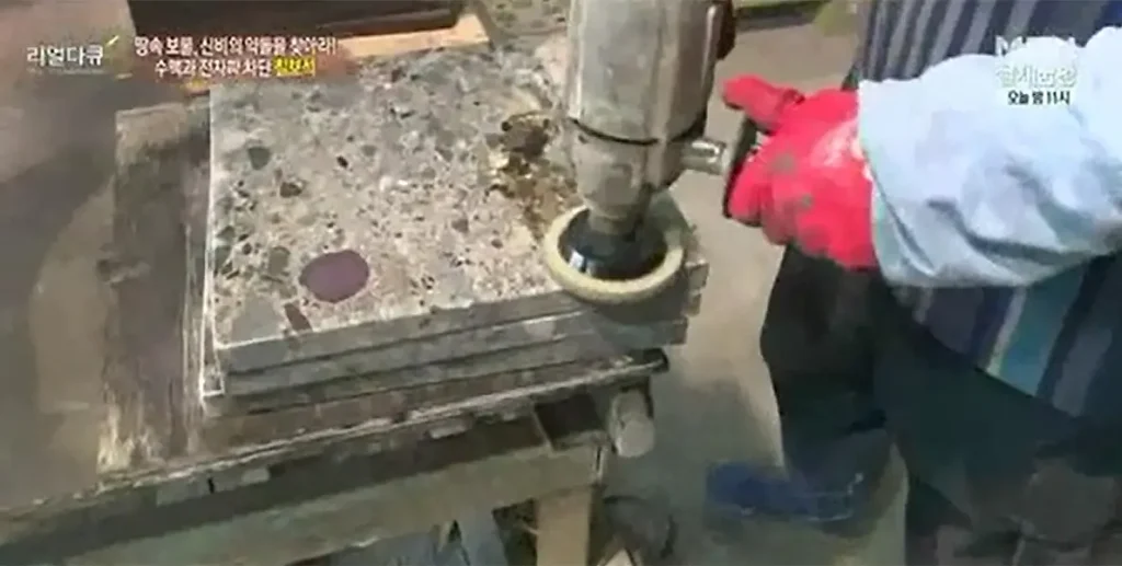 경북 영양 일월산 채굴한 영양칠보석 천연석을 밀랍(벌꿀밀랍)으로 광택을 내고 있는 모습