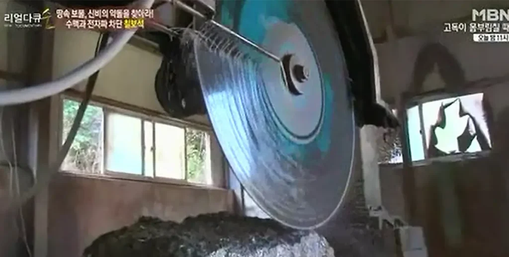 경북 영양 일월산 채굴한 영양칠보석 천연석을 절단 하는 모습