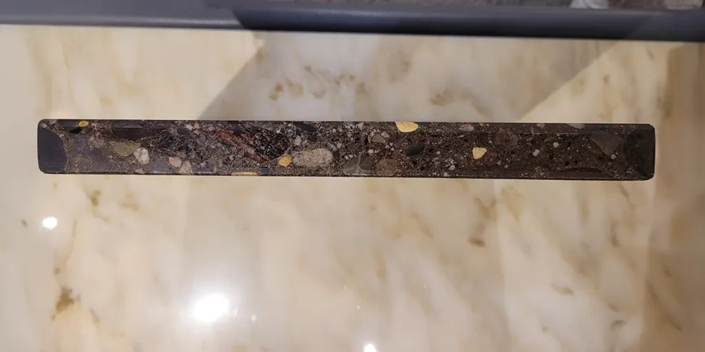 경북 영양 일월산에서 채굴한 영양칠보석 천연석 두께를 보여주는 사진. 두께 2.5cm