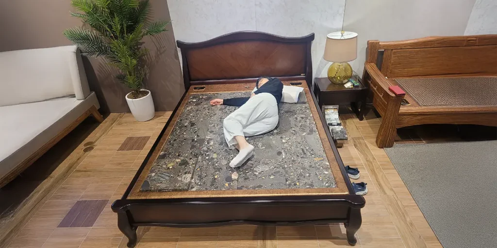가보건강침대. 롯데백화점 대구점에서 영양칠보석 돌침대를 직접 체험하는 모습