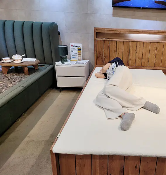 단단한 상판 적응을 위해 황토침대 위에 전용 토퍼를 깔고 사용하는 방법